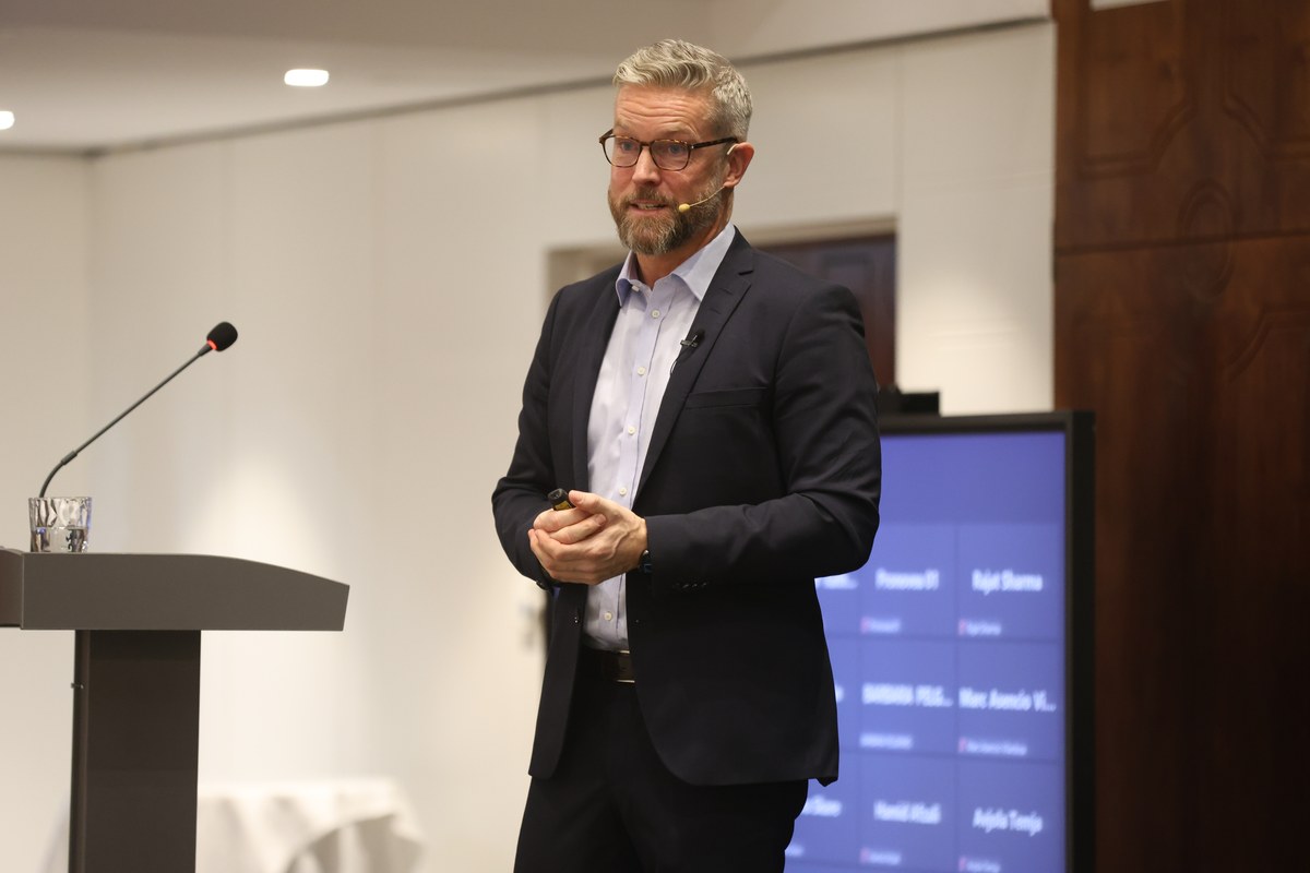 Fredrik Holmboe speaking at a congress podium