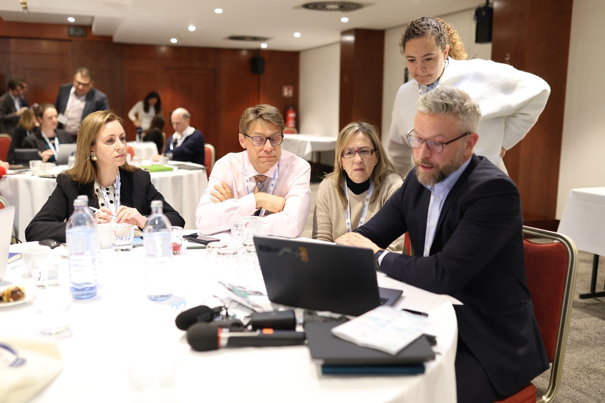 Fredrik Holmboe working through material with workshop participants